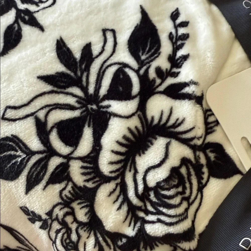 Deborah Connolly designs Halloween skull and bow queen blanket☠️🥀🦇